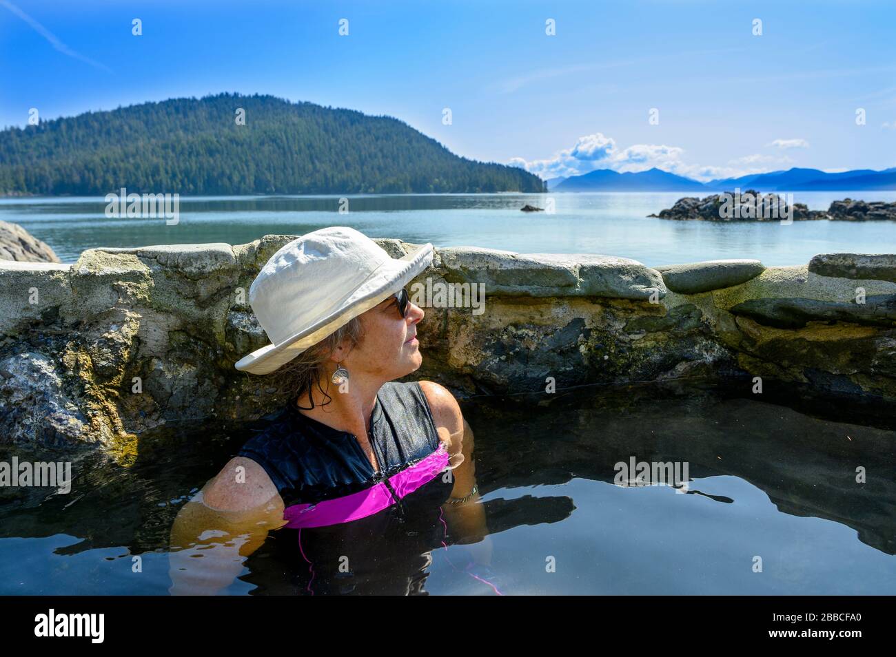 Visitatori all'Hot Springs Island, Gandll K'in Gwaay.yaay, Gwaii Haanas National Park Reserve, Haida Gwaii, precedentemente conosciuto come Queen Charlotte Islands, British Columbia, Canada Foto Stock