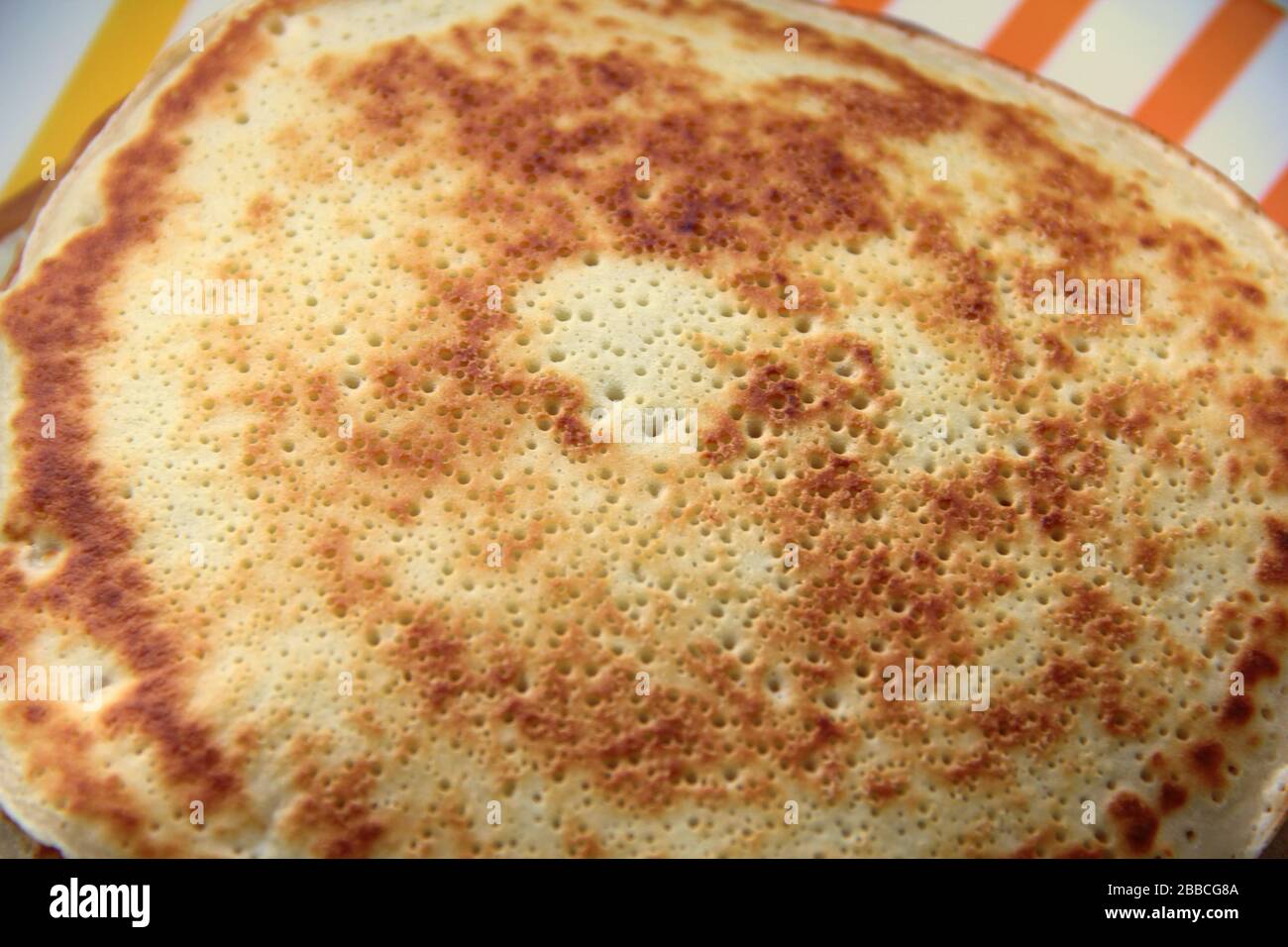 I pancake dorati arrostiti del ruddy sono accatastati su un piatto. Foto Stock