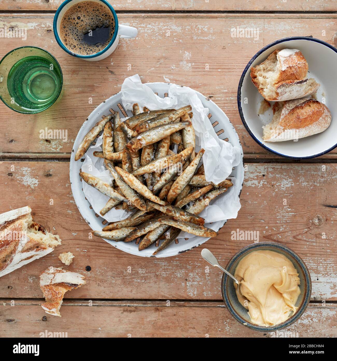 cucinato fritto bianco esca whitebait snack ristorante gastropub in legno tavolo aioli dip Foto Stock