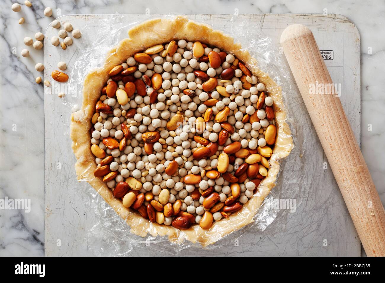 bling cottura a mattarello con mattarello da forno, pasta, cibo, cottura, torta, preparazione, crosta, cottura, stagno, fatti in casa, cottura, crosta corta, farina, flan, Foto Stock