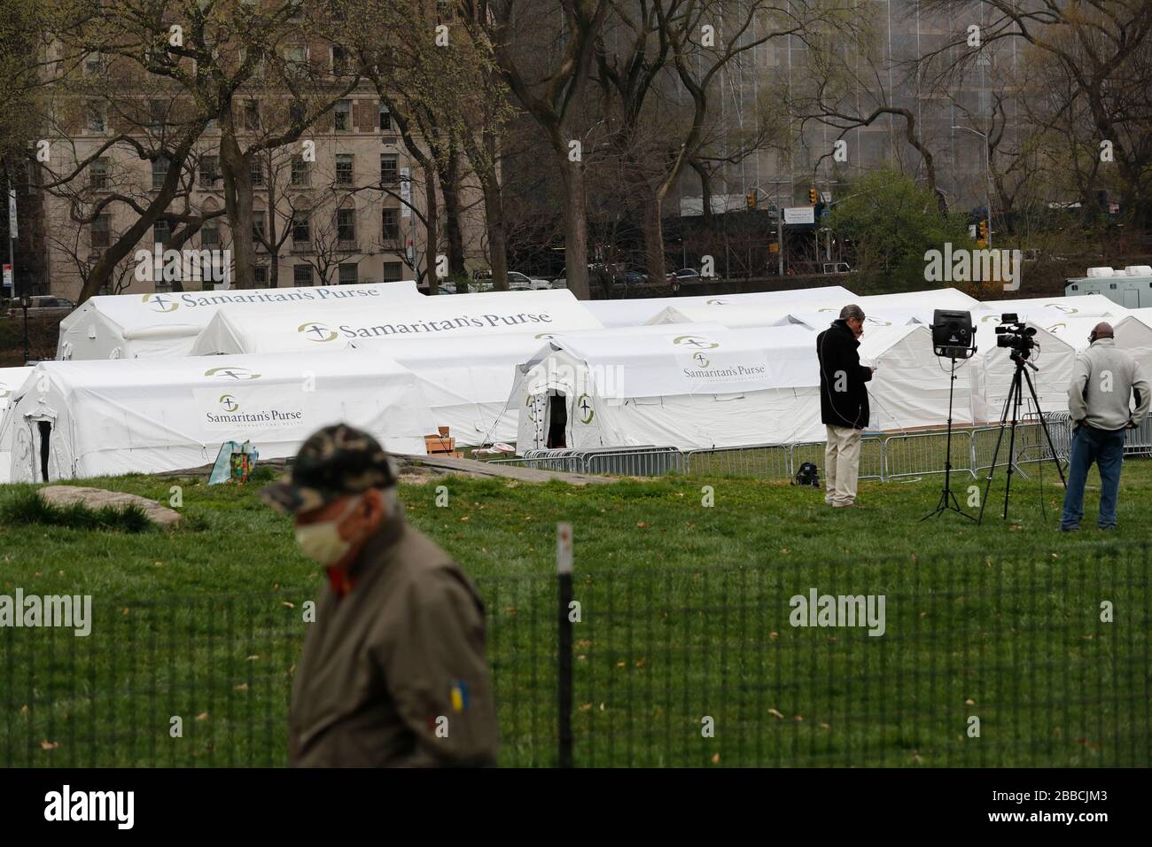 New York, Stati Uniti. 30th Mar, 2020. Un ospedale temporaneo è in fase di costruzione a Central Park a New York, Stati Uniti, 30 marzo 2020. A New York City, dove sono stati segnalati oltre 33.000 casi, nel Central Park's East Meadow prato sono state erette tende mediche bianche come ospedale. (Guang Yu/Handout via Xinhua) credito: Xinhua/Alamy Live News Foto Stock