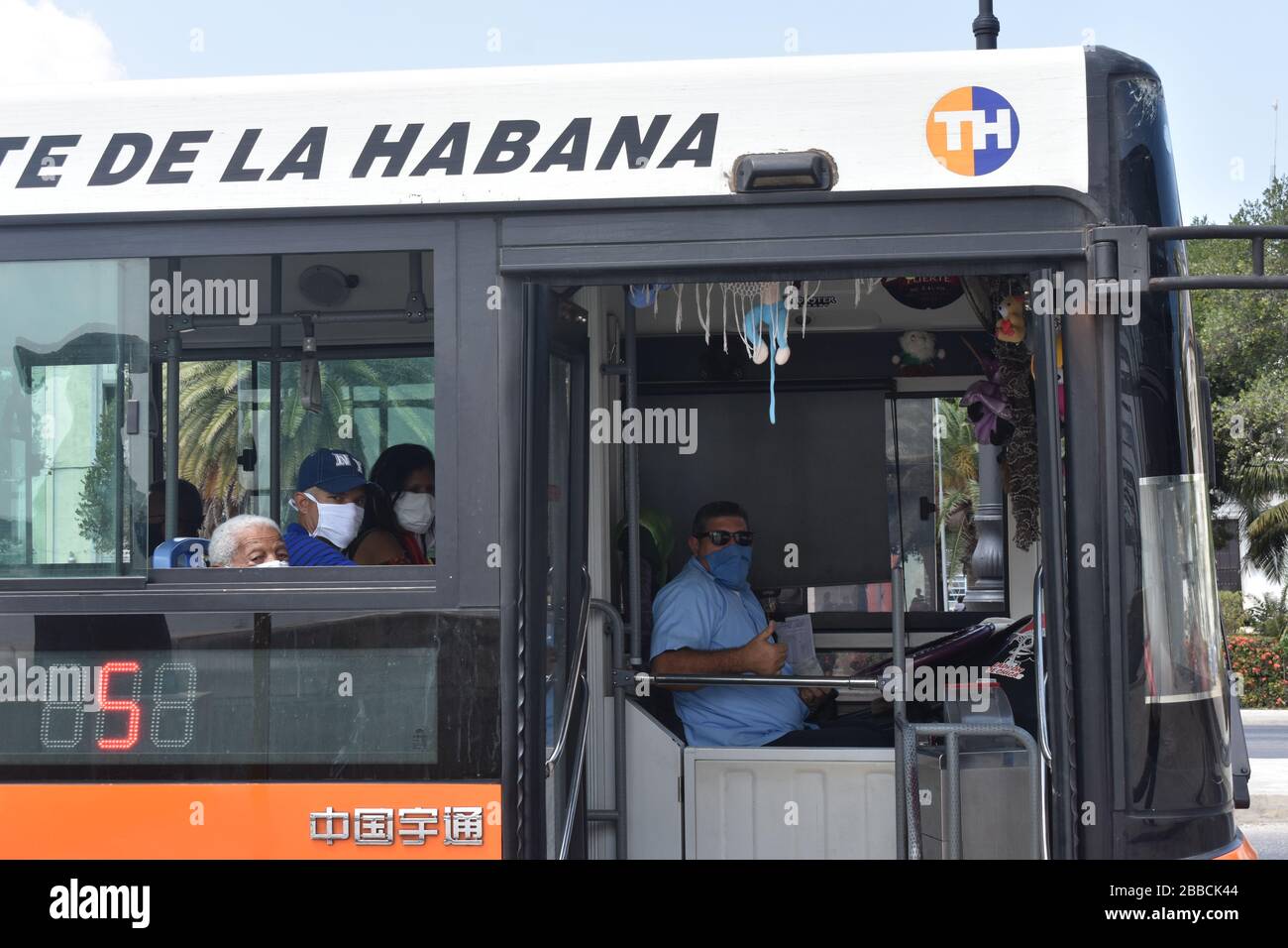 L'Avana, Cuba. 30th Mar, 2020. Il conducente e i passeggeri che indossano le maschere sono visti su un autobus a l'Avana, Cuba, il 30 marzo 2020. Credito: Zhu Wanjun/Xinhua/Alamy Live News Foto Stock
