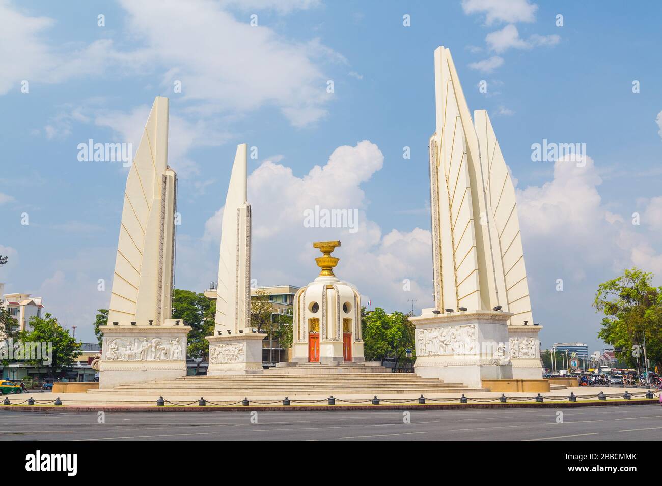 BANGKOK, THAILANDIA - 17TH MARZO 2017: Monumento alla democrazia nel centro di Bangkok. Il monumento è stato costruito per onorare la costituzione tailandese. Foto Stock