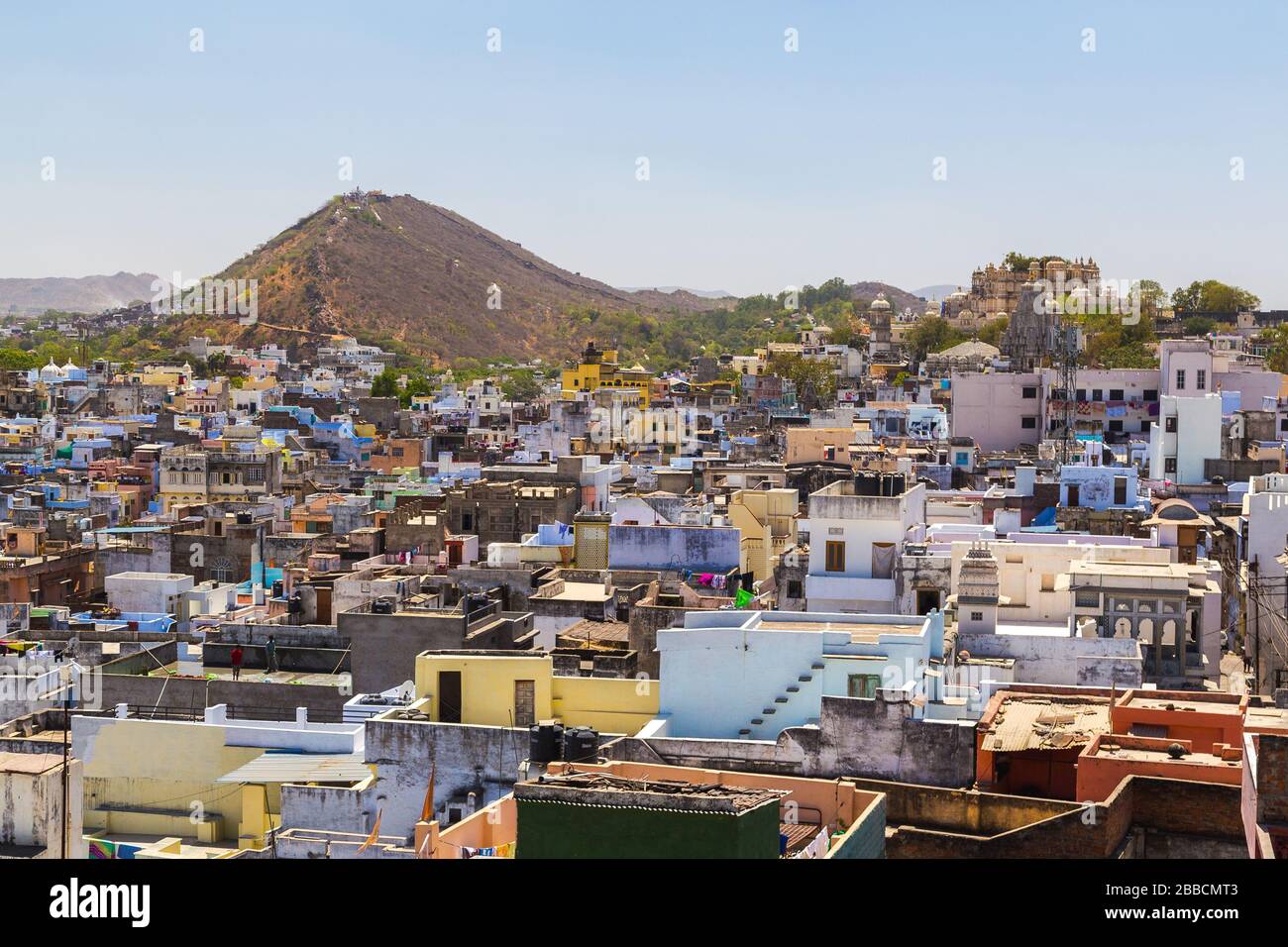 UDAIPUR, INDIA - 20TH MARZO 2016: Una vista sui tetti nel centro di Udaipur durante il giorno. Alcune persone possono essere viste. Foto Stock