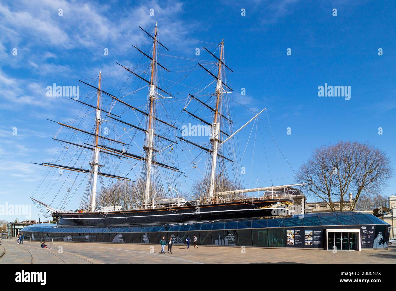 LONDRA, Regno Unito - 21ST MARZO 2020: L'esterno del museo Cutty Sark a Greenwich. Mostrare la nave e alcune persone. Foto Stock