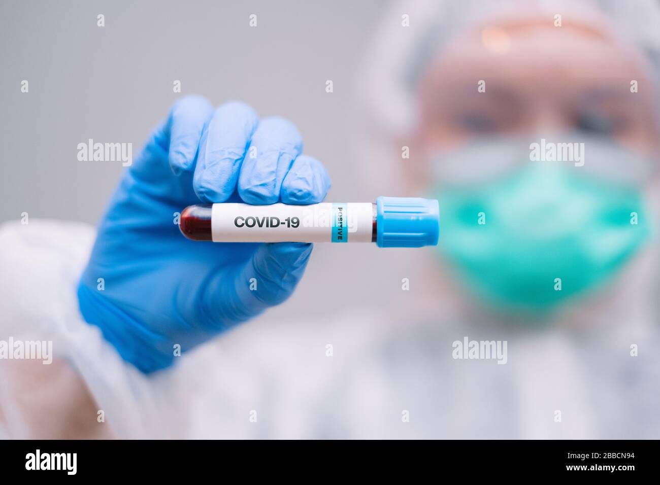 Tuta monouso indossabile da infermiere con maschera e sicurezza google con esito positivo del test del sangue.Pandemic 2019 Coronavirus 2019-nCoV. Foto Stock