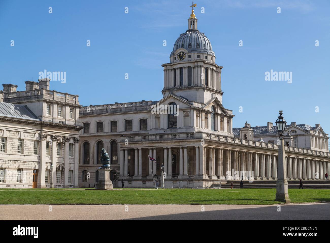 LONDRA, Regno Unito - 21ST MARZO 2020: Architettura dell'Università di Greenwich a Londra. Alcune persone possono essere viste. Foto Stock