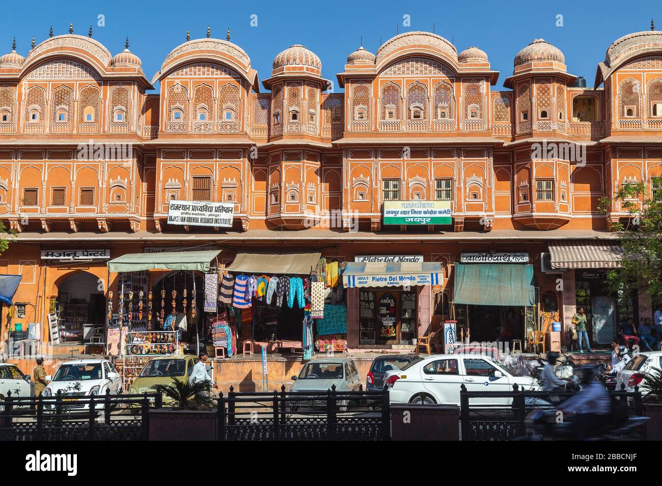 JAIPUR, INDIA - 23RD MARZO 2016: L'esterno degli edifici nella città rosa (città vecchia) di Jaipur. Il traffico, le persone e i negozi sono visibili e colo Foto Stock