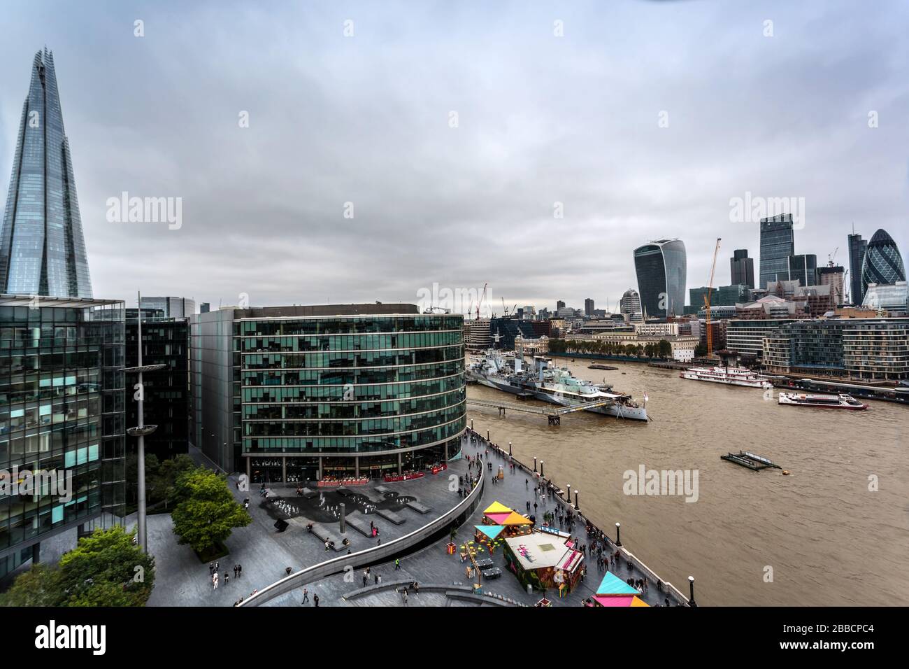 Vista degli iconici edifici di Londra dal balcone del City Hall, situato a Southwark, sulla riva sud del Tamigi Foto Stock