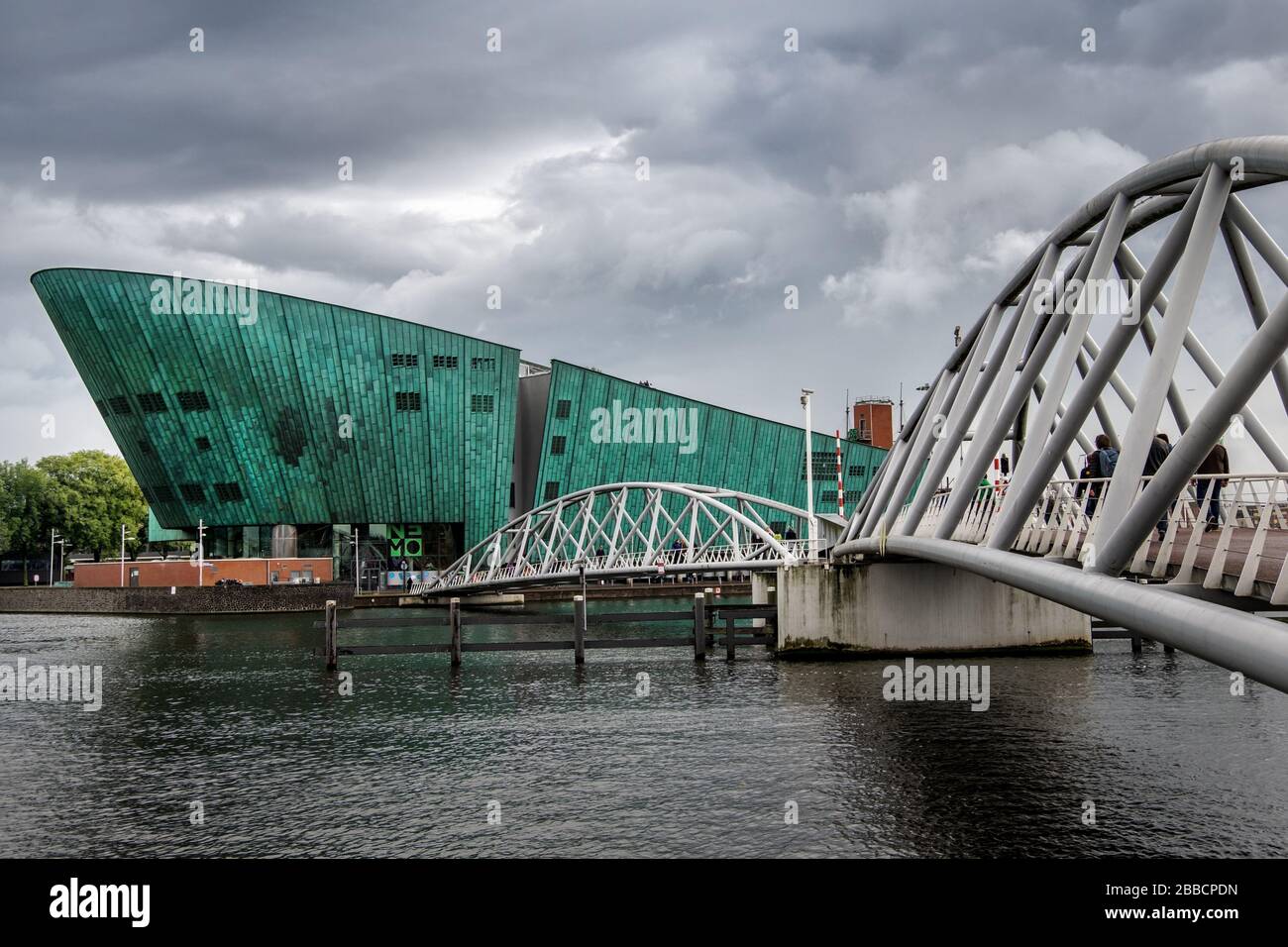 Ponte che conduce al Museo della Scienza Nemo, Osterdock (East Dock) , Amsterdam, Paesi Bassi Foto Stock