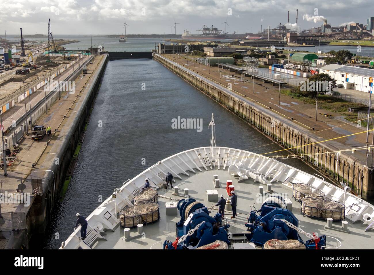 Vista dalla nave da crociera entrando nel IJmuiden lock che collega Amsterdam (a circa 25km di distanza), attraverso il canale del Mare del Nord, al Mare del Nord. Foto Stock