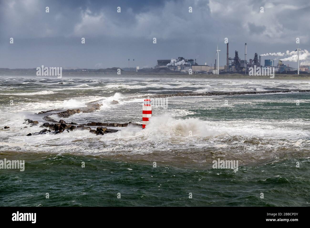 Mare mosso al faro rosso e bianco al molo di IJmuiden, alla foce del canale del Mare del Nord, Noordpier, Reyndersweg Olanda Foto Stock