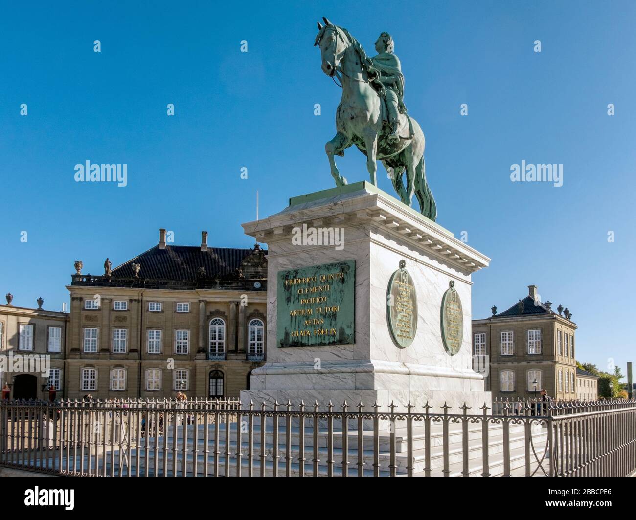 Statua equestre in bronzo del 18th secolo del re Frederik V di Danimarca, Piazza Amalienborg, Copenaghen, Danimarca Foto Stock