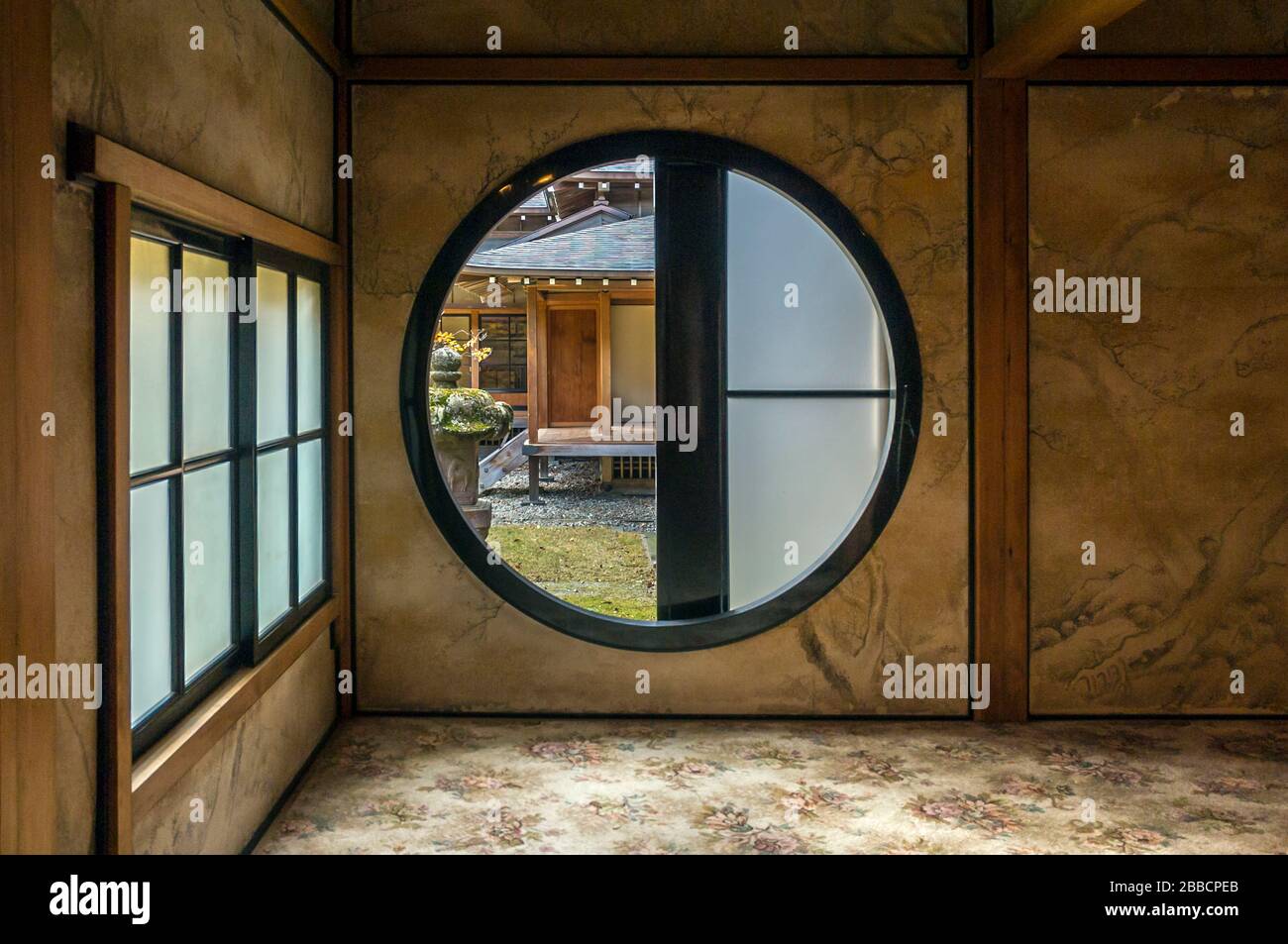 Cortile visto attraverso la finestra rotonda in Tamozawa Imperial villa, Nikko, Prefettura di Tochigi, Giappone Foto Stock