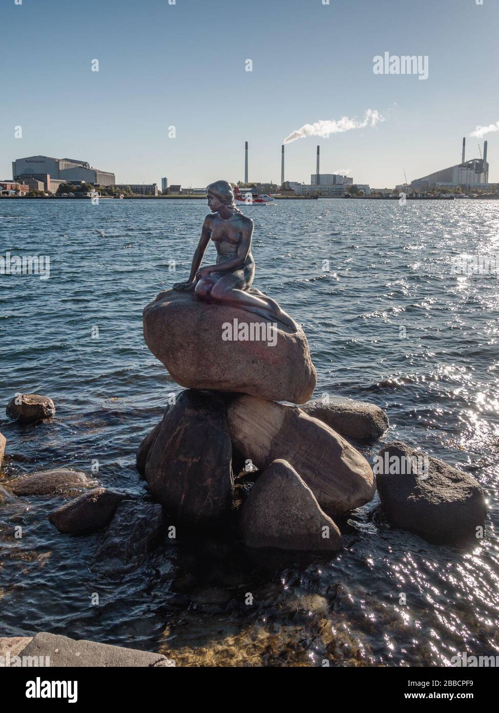 La famosa statua della Sirenetta, al molo di Langelinie nel porto di Copenhagen Danimarca Foto Stock