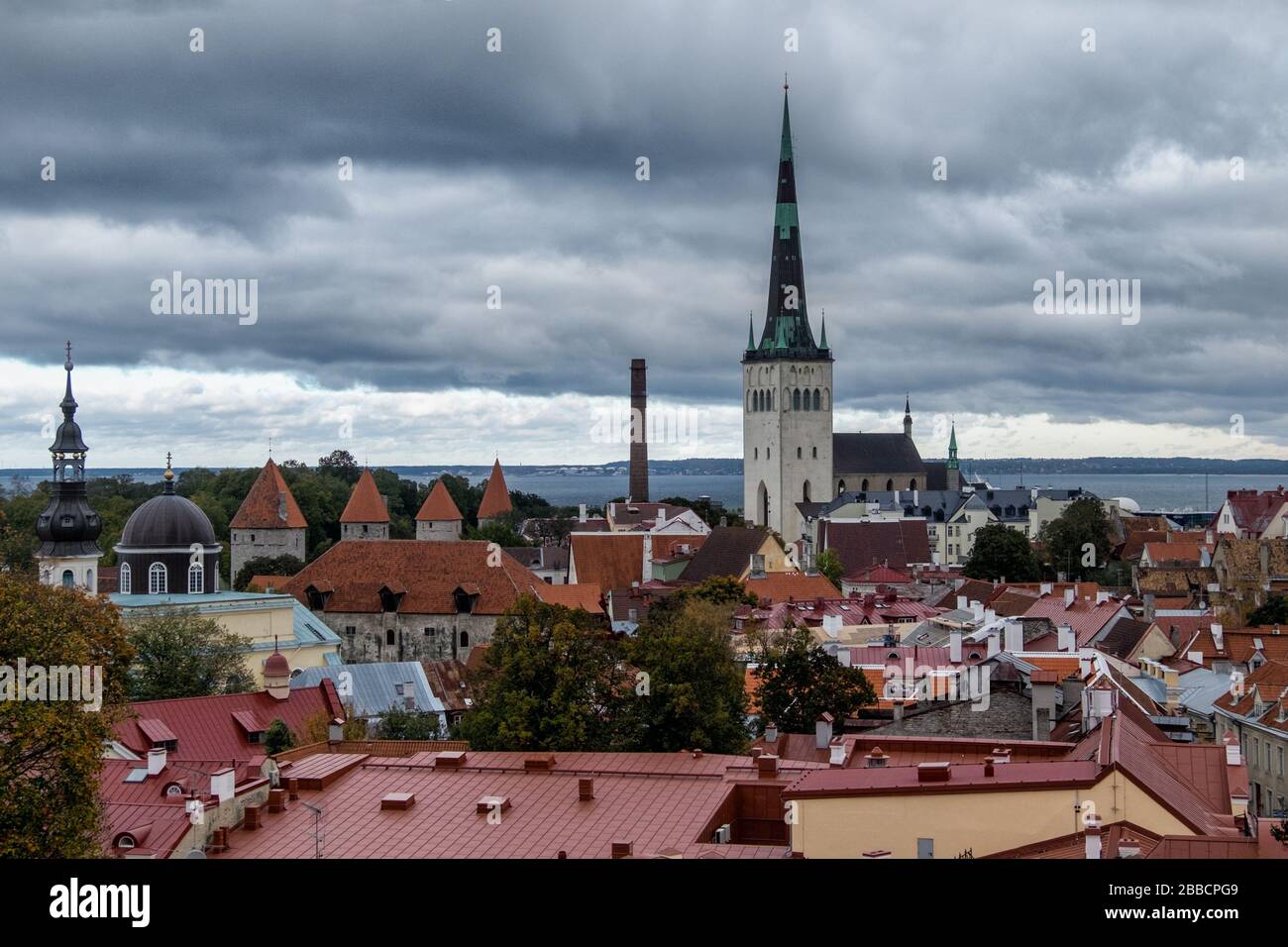 Vista della città vecchia con la Chiesa di Oleiste, patrimonio dell'umanità dell'UNESCO, Tallinn, Estonia Foto Stock