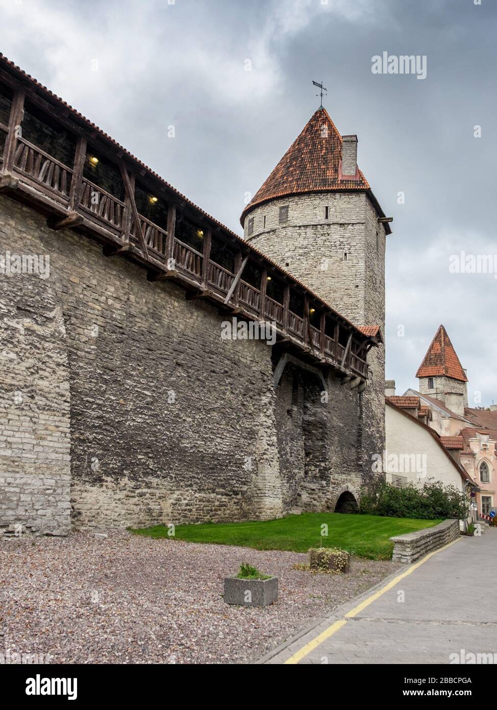 Città vecchia fortificazione medievale mura e torri di guardia, Tallinn, Estonia Foto Stock