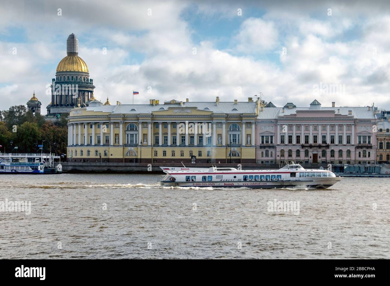 Giro turistico in barca sul fiume Neva in vista dell'argine inglese e della cattedrale di Sant'Isacco, San Pietroburgo, Russia Foto Stock