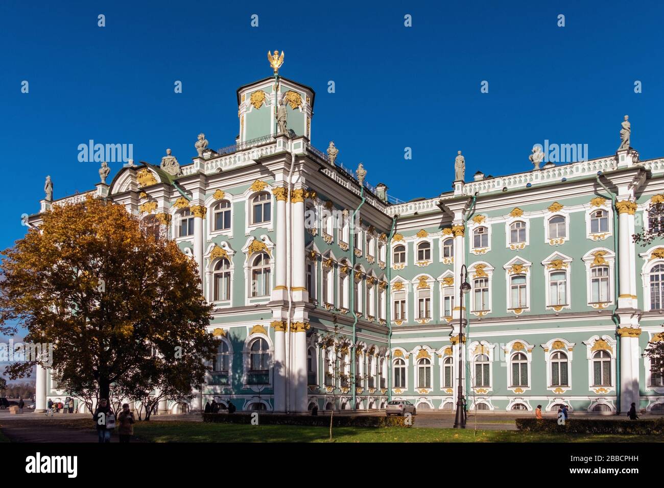 Il Palazzo d'Inverno e il giardino, il Museo dell'Ermitage di Stato, la Russia di San Pietroburgo Foto Stock