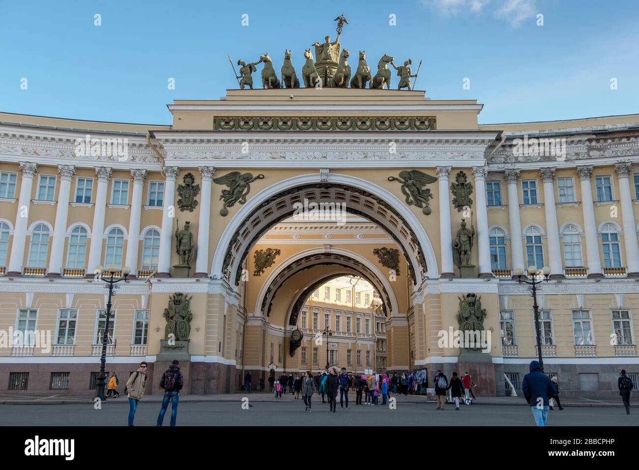 L'arco del Palazzo del personale Generale, Piazza del Palazzo, San Pietroburgo, Russia Foto Stock