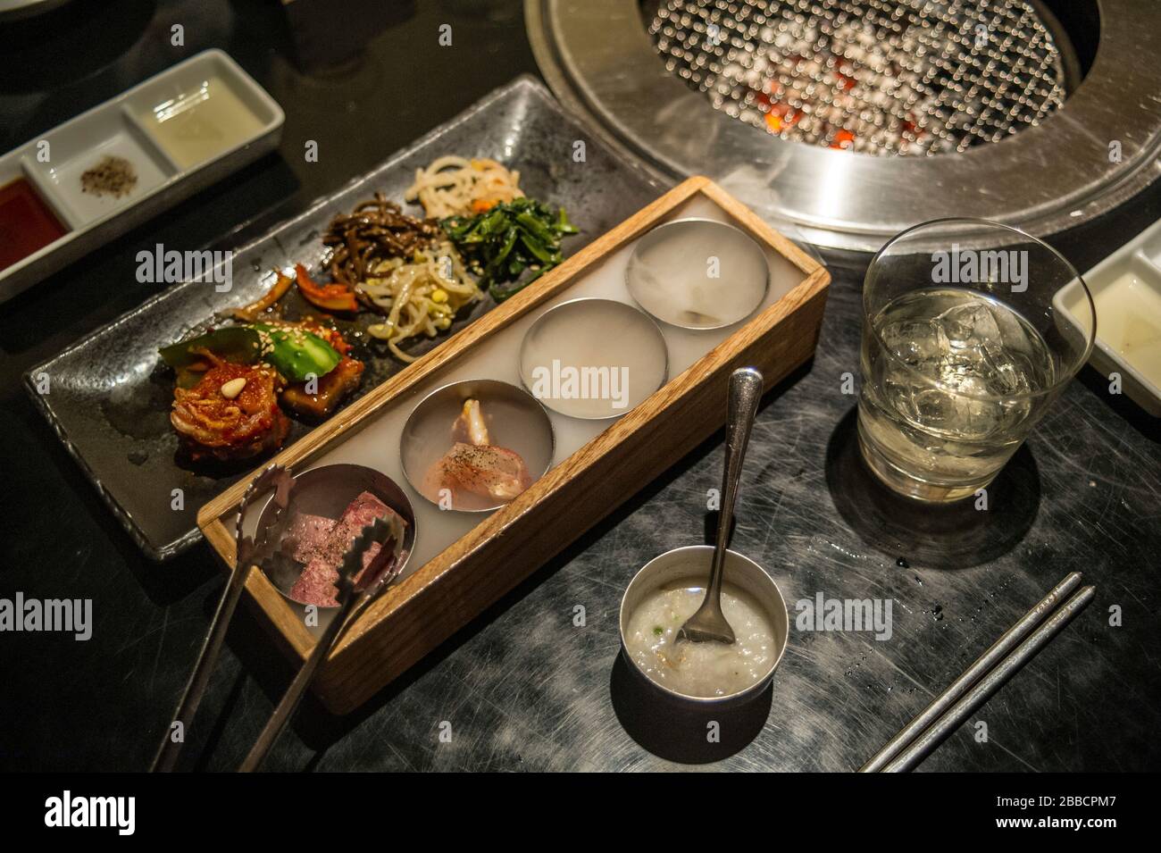 Il Korean Barbecue set tavola in un ristorante a Tokyo in Giappone. Foto Stock