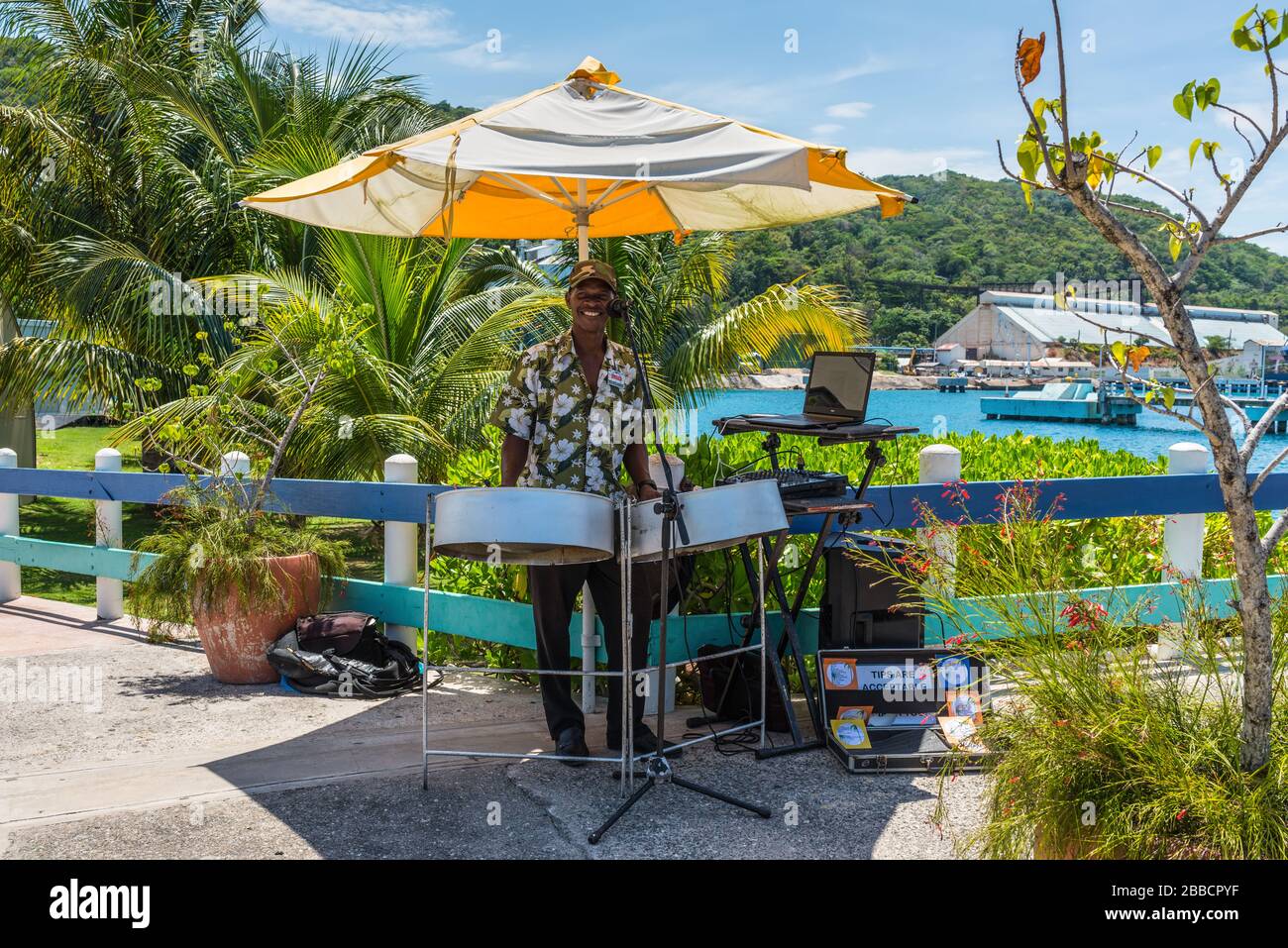 Ocho Rios, Giamaica - 22 aprile 2019: Il musicista locale dell'uomo stava suonando canzoni su una batteria d'acciaio vicino al molo della nave da crociera nell'isola tropicale dei Caraibi Foto Stock