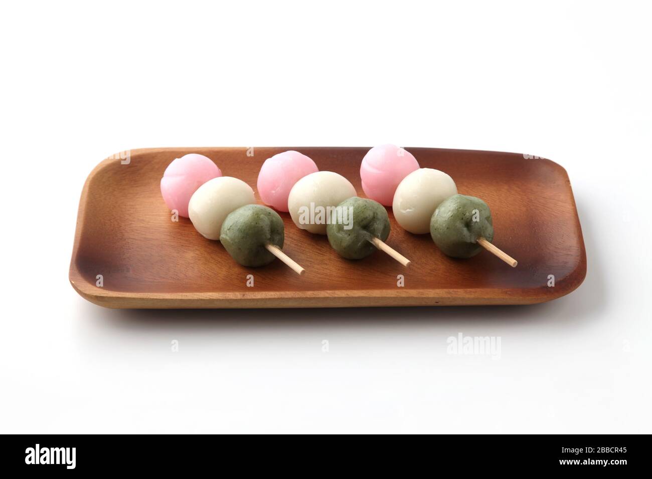 dango 3 torta di riso con gnocchi colorati pasticceria giapponese su piastra isolata su sfondo bianco Foto Stock