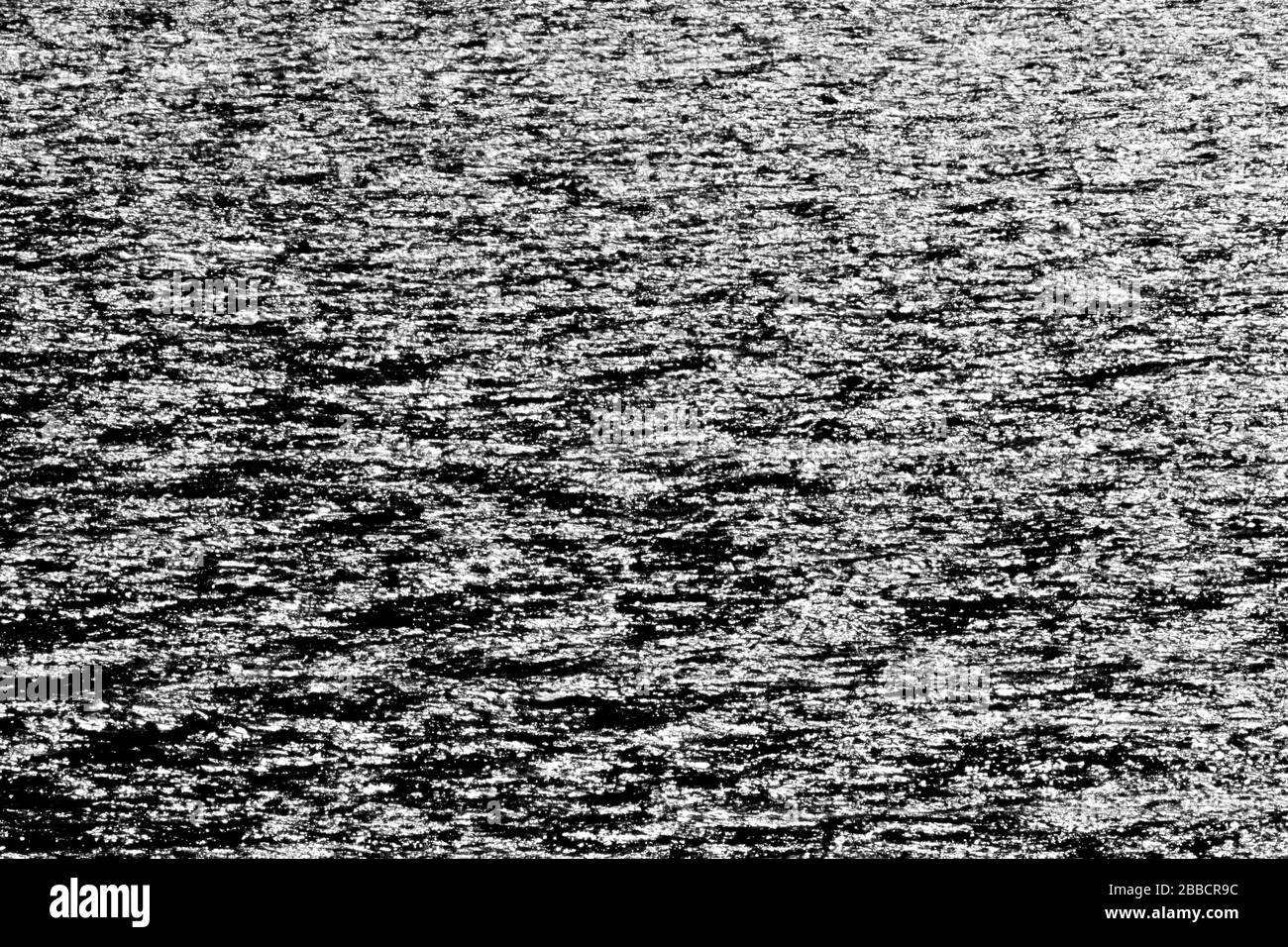 Modello basato su riflessi di onde in argento e nero in un mare scuro Foto Stock