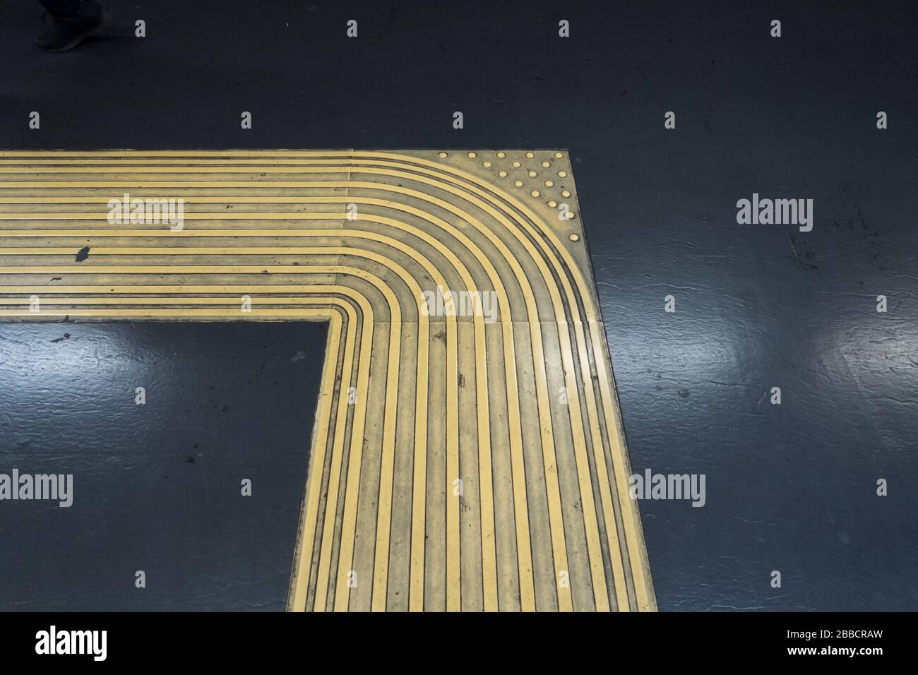 Pavimentazione tattile in una stazione metropolitana sotterranea a Napoli. Foto Stock