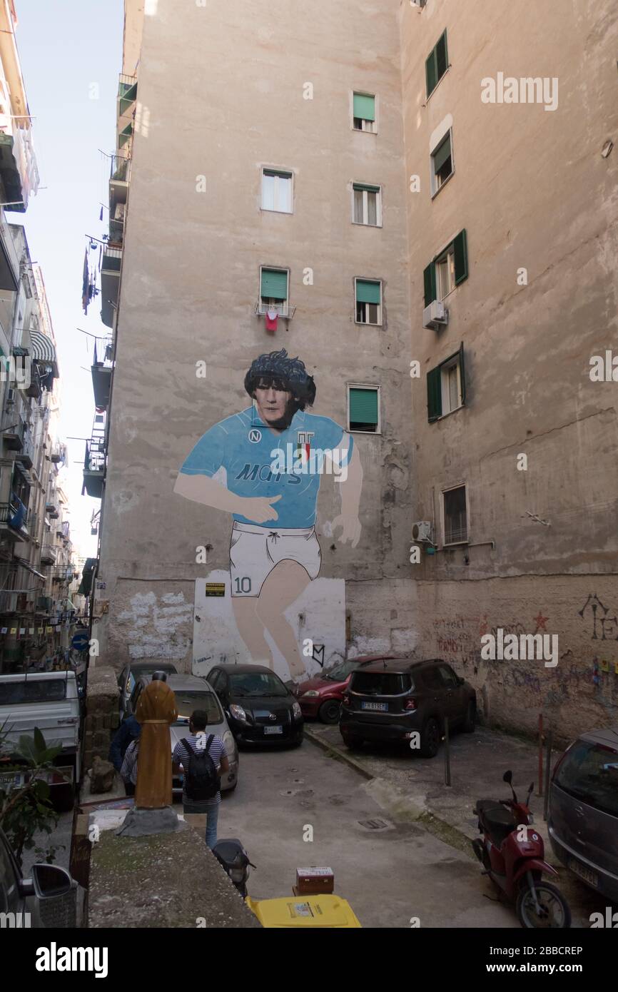 Un grande murale di Diego Armando Maradona progettato sul lato di un edificio nel quartiere spagnolo di Napoli, Italia. Foto Stock