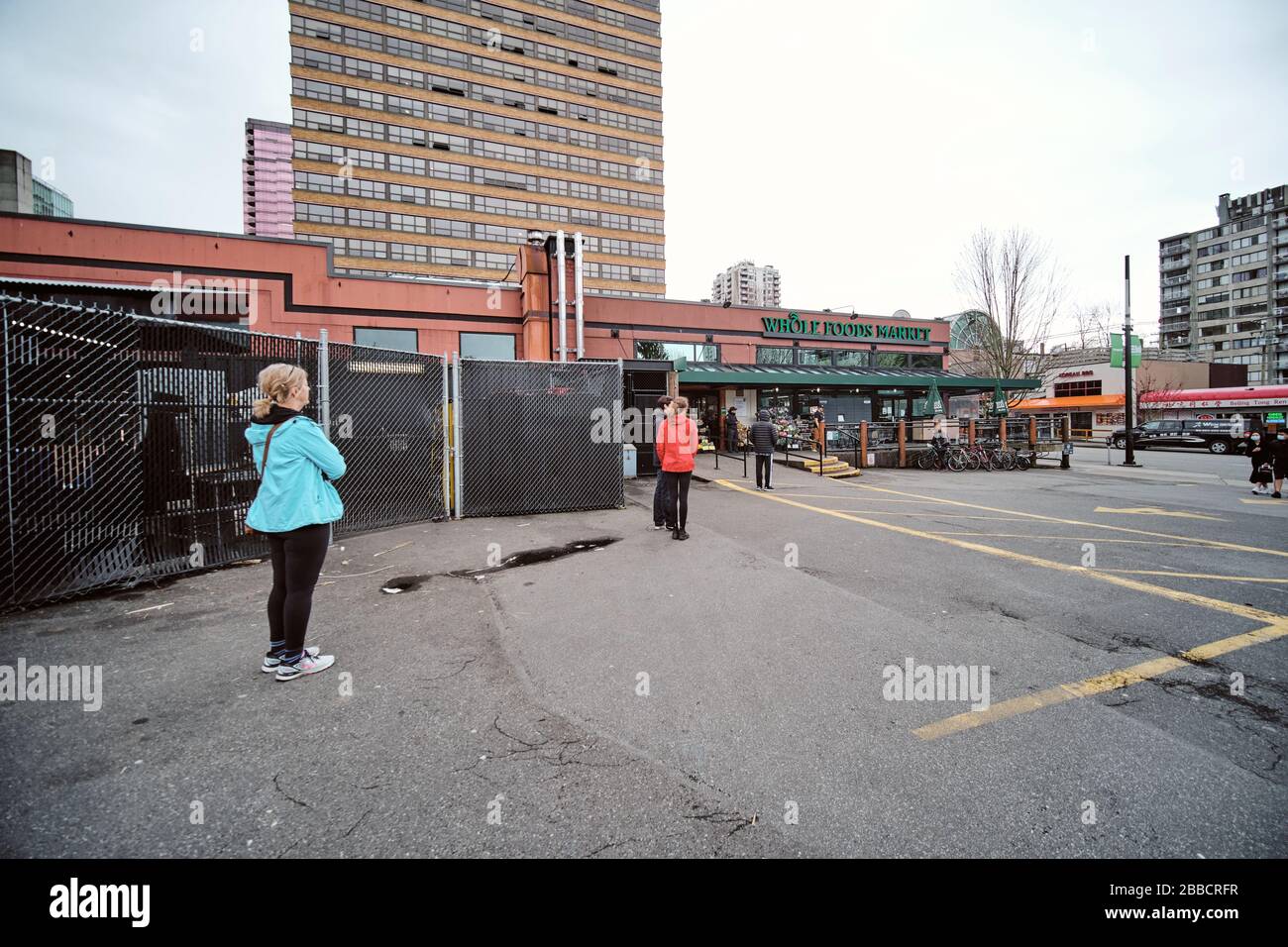 VANCOUVER, BC, CANADA - MAR 30, 2020: La linea e il flusso di folla sono regolati al supermercato in tutto il mondo nel corso della crisi di coronavirus spread Foto Stock