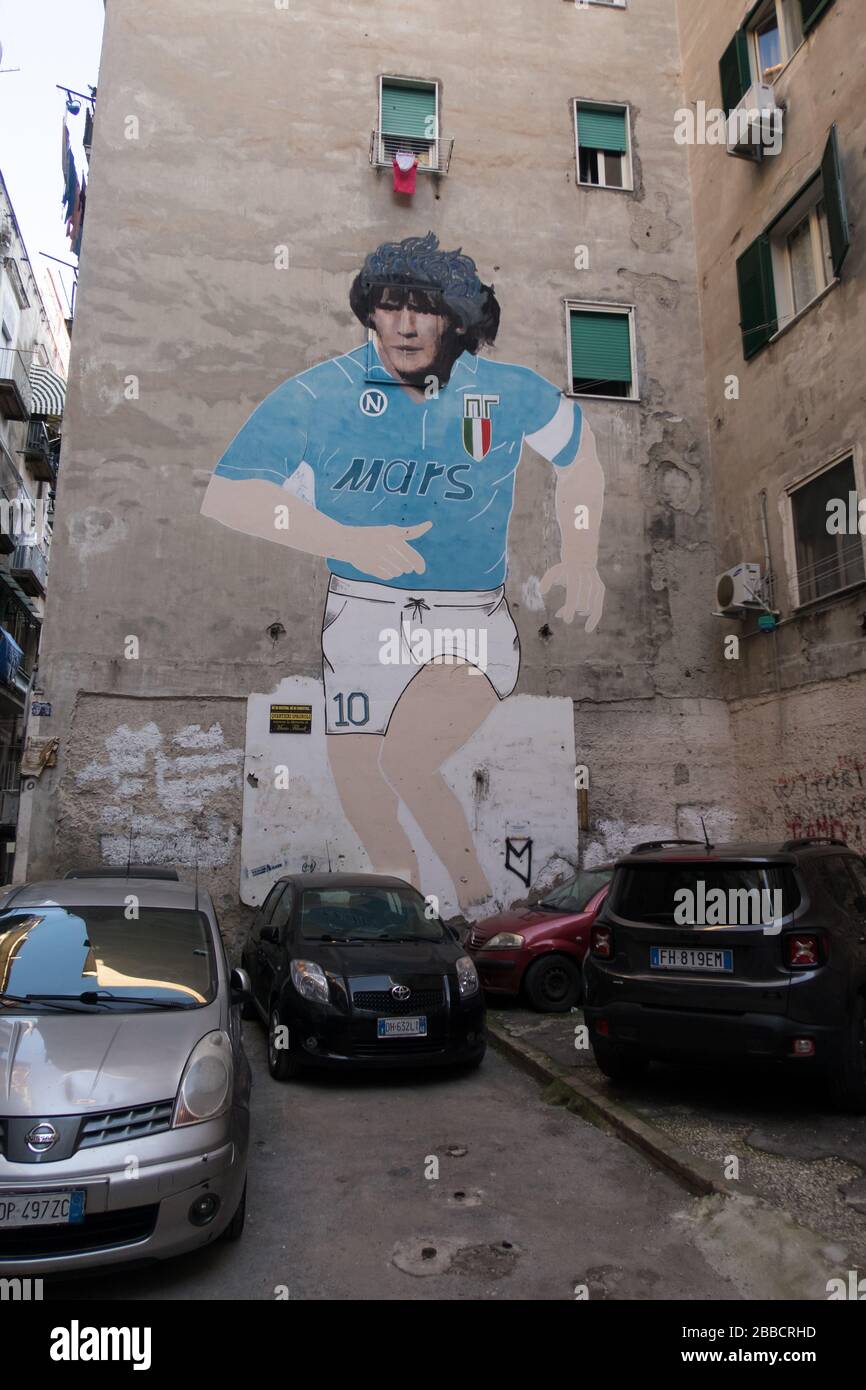 Un grande murale di Diego Armando Maradona progettato sul lato di un edificio nel quartiere spagnolo di Napoli, Italia. Foto Stock