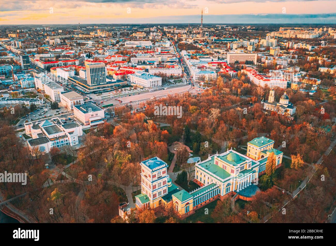 Gomel, Bielorussia. Veduta aerea del Palazzo Paskeviches del Parco della Città e dello Skyline Homiel City scape in serata d'autunno. Quartiere residenziale al tramonto. Uccello Foto Stock
