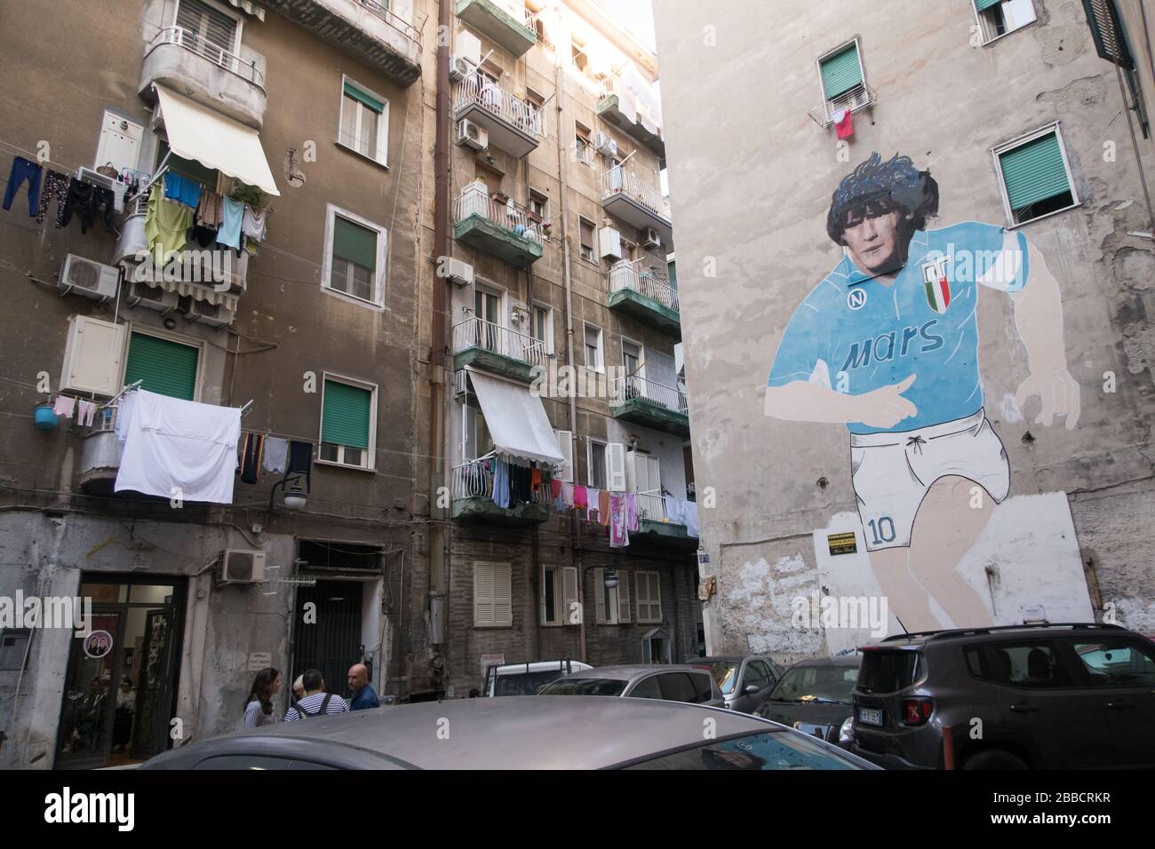 Un grande murale di Diego Armando Maradona progettato sul lato di un edificio nel quartiere spagnolo di Napoli, Italia. Foto Stock
