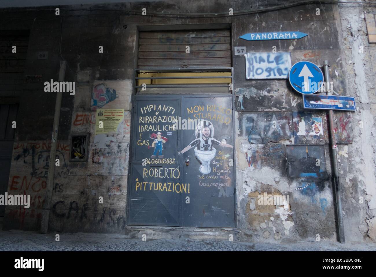 Un negozio di idraulico a Napoli, Italia, facendo pubblicità ai suoi servizi utilizzando un riferimento scherzo a Juventus e Gonzalo Higuain Foto Stock