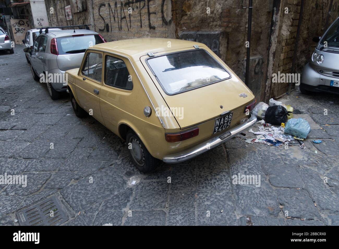 La vista posteriore di una vecchia vettura FIAT 127 in una strada di Napoli, Italia. Foto Stock