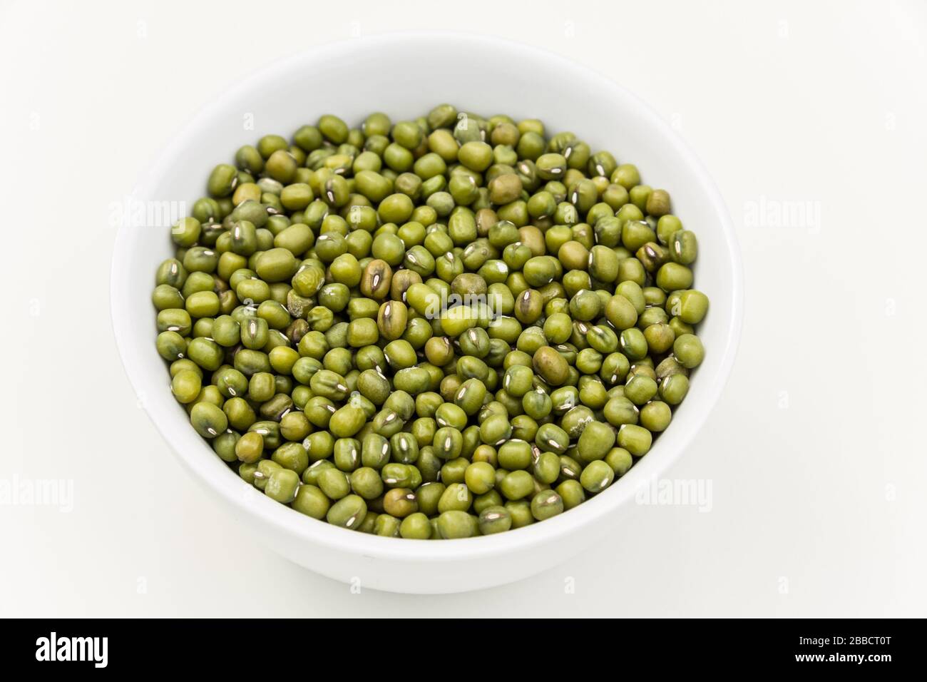 Ciotola di fagioli mung su sfondo bianco Foto Stock