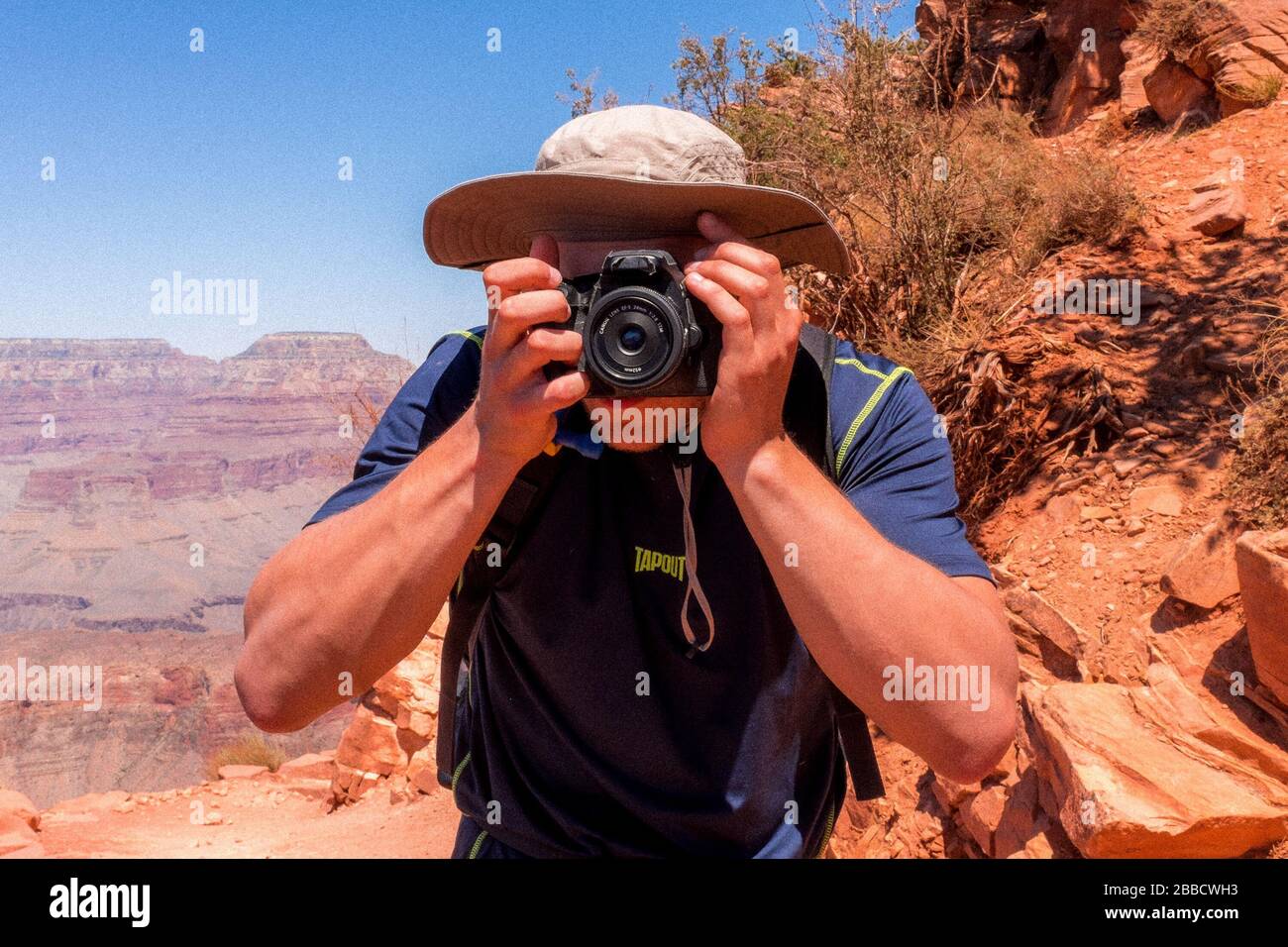 Young Man fotografa il Grand Canyon, Arizona, USA Foto Stock