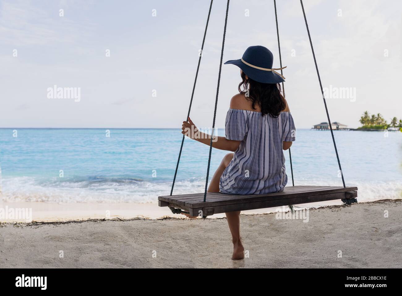 Bella ragazza di montare sul viaggio vacanza. Ritratto di sorridere e attraente giovane donna in mare. Giovane donna bella rilassante in altalena appesa al cocon Foto Stock