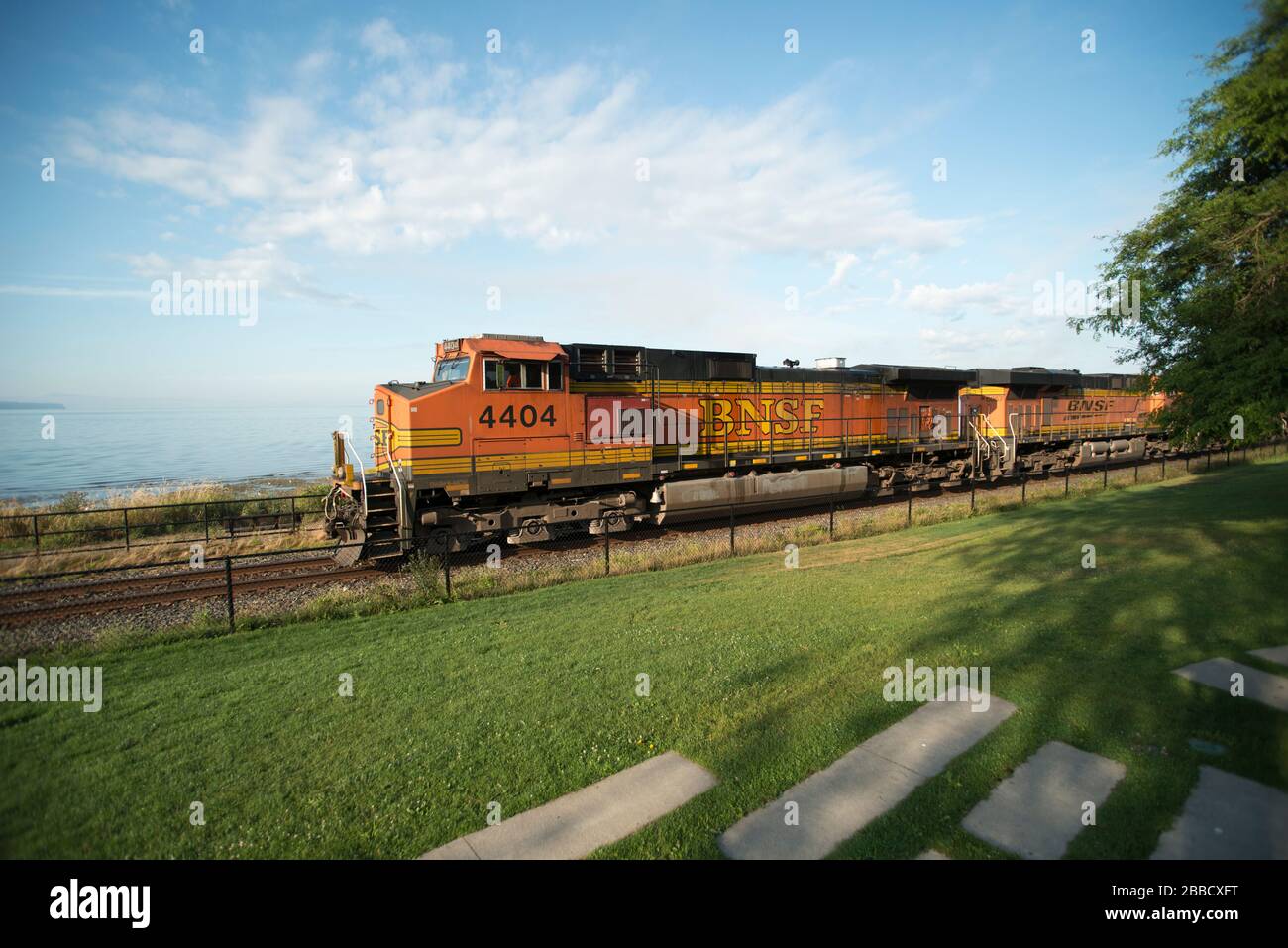 Un treno BNSF a White Rock, British Columbia, Canada Foto Stock
