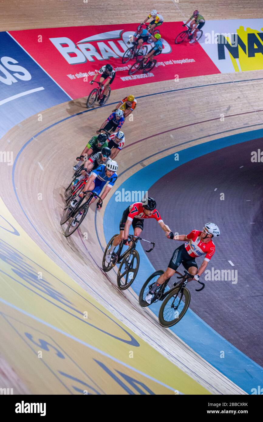 I ciclisti corrono ai sei giorni di Berlino, una corsa ciclistica di sei giorni, all'interno del Velodrom Foto Stock