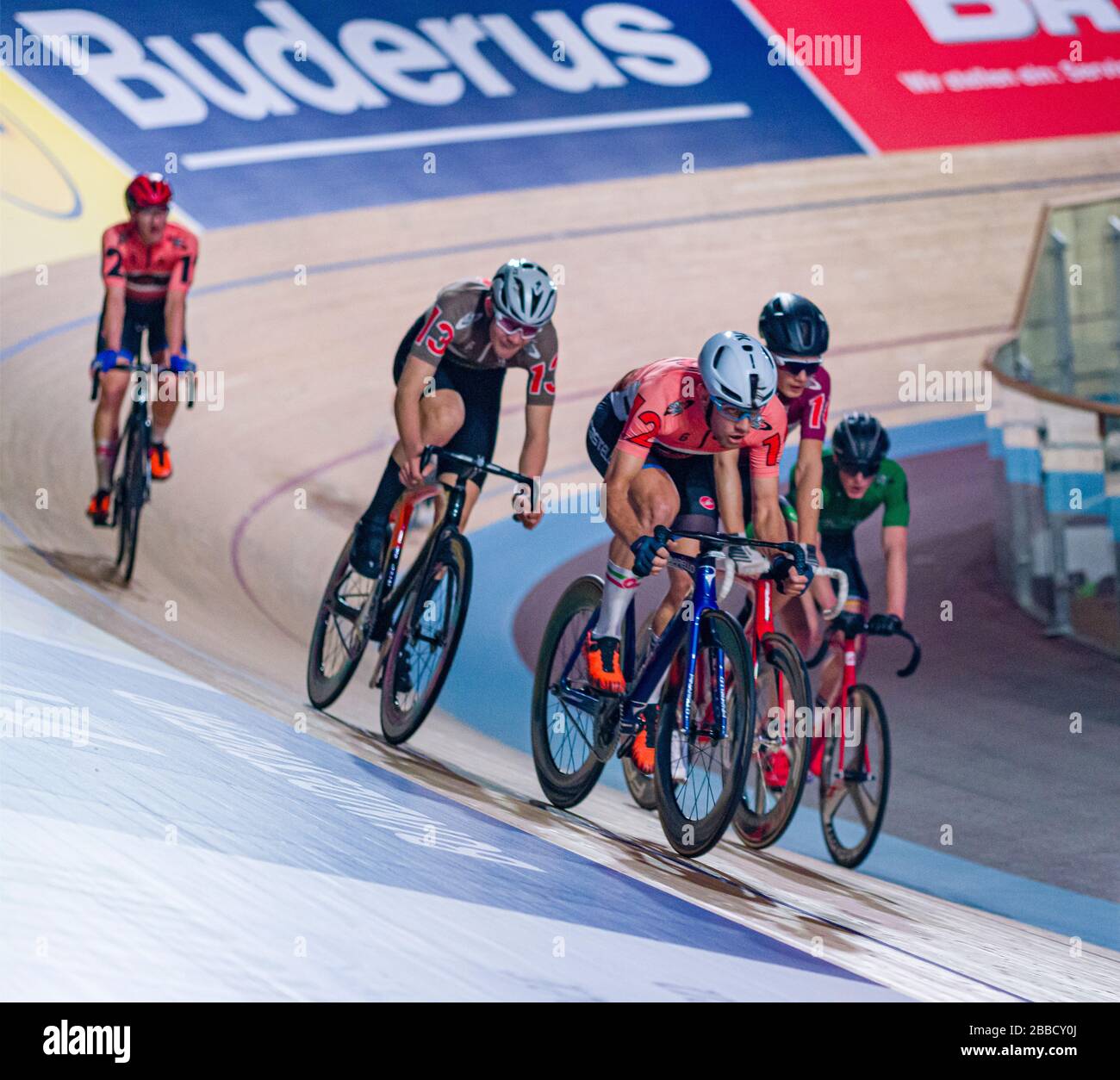 I ciclisti corrono ai sei giorni di Berlino, una corsa ciclistica di sei giorni, all'interno del Velodrom Foto Stock