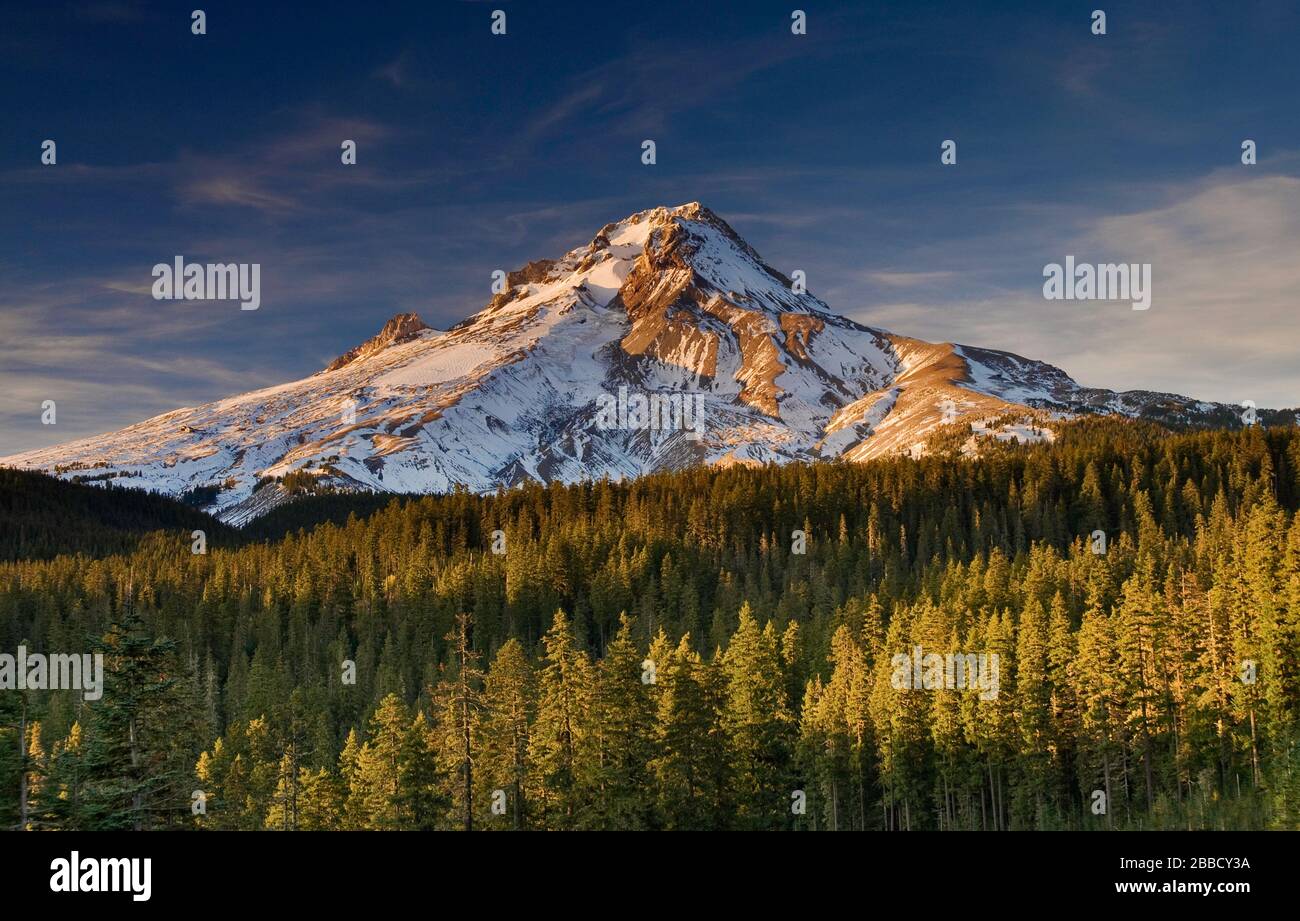 Monte Cofano al tramonto dalla strada vicino alla città di governo Camp, Oregon, Stati Uniti d'America Foto Stock