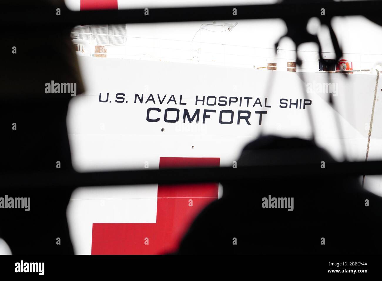 La nave dell'ospedale della Marina USNS Comfort è ormeggiata al molo 90, lunedì 30 marzo 2020, a New York. La nave ha 1.000 letti e 12 sale operative che potrebbero essere attive entro 24 ore dal suo arrivo il lunedì mattina. Si prevede di rafforzare un sistema di assistenza sanitaria assediato trattando pazienti non coronavirus mentre gli ospedali trattano persone con COVID-19. (Foto di IOS/Espa-Images) Foto Stock