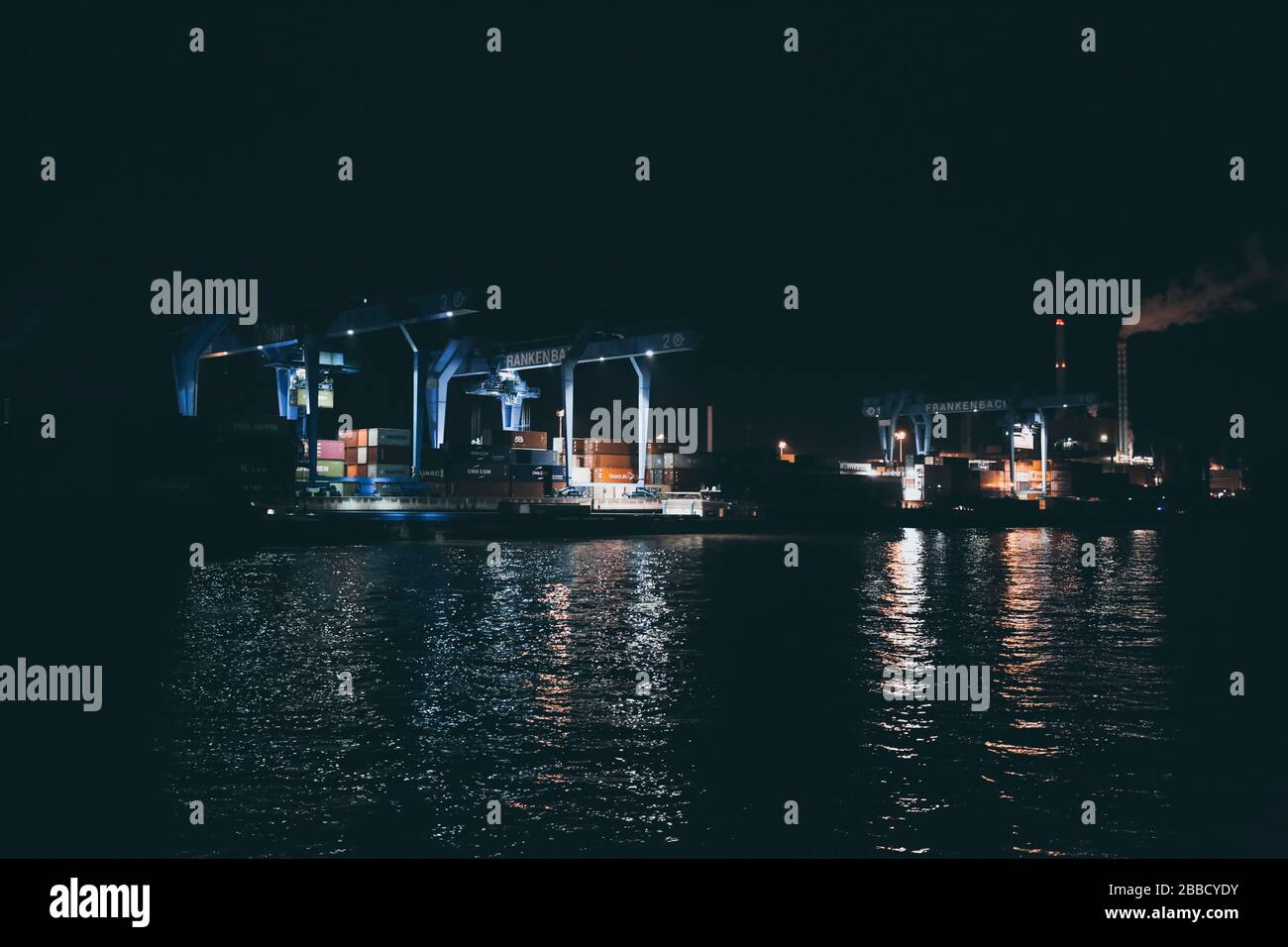 Porto di carico sul fiume Reno di notte Foto Stock