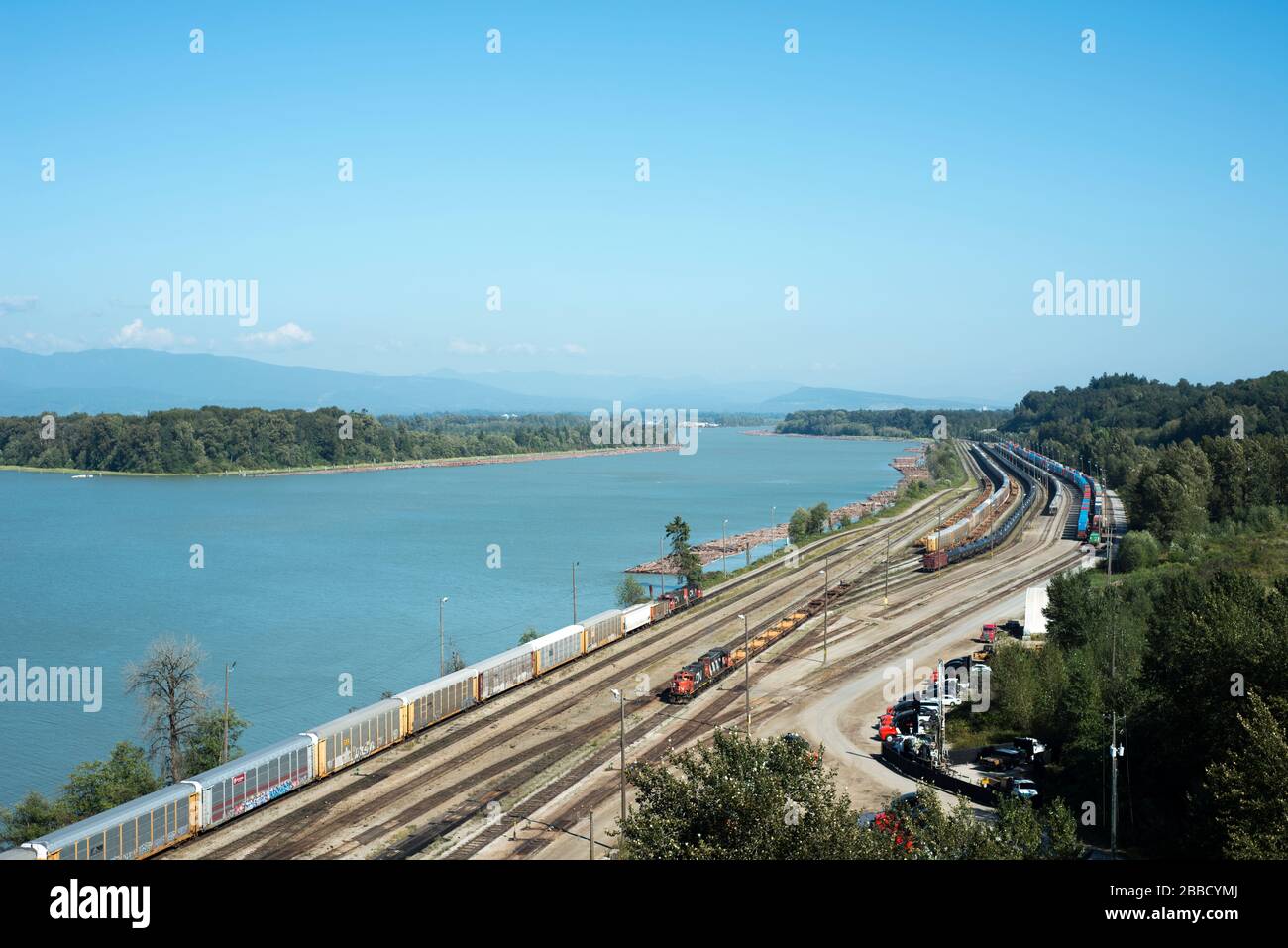 Treni a CN Thornton Yard e il fiume Fraser a Surrey, British Columbia, Canada Foto Stock