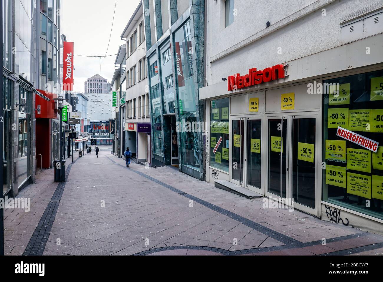 30.03.2020, Essen, zona della Ruhr, Renania Settentrionale-Vestfalia, Germania - strade deserte per lo shopping, crisi corona, negozi chiusi sulla Limbecker Strasse, nella ba Foto Stock