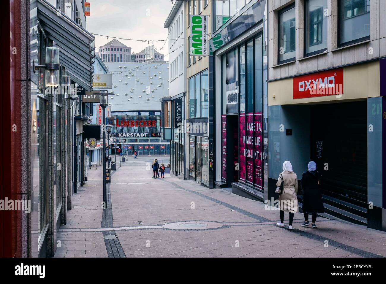 30.03.2020, Essen, zona della Ruhr, Renania Settentrionale-Vestfalia, Germania - strade deserte per lo shopping, crisi corona, negozi chiusi sulla Limbecker Strasse, nella ba Foto Stock