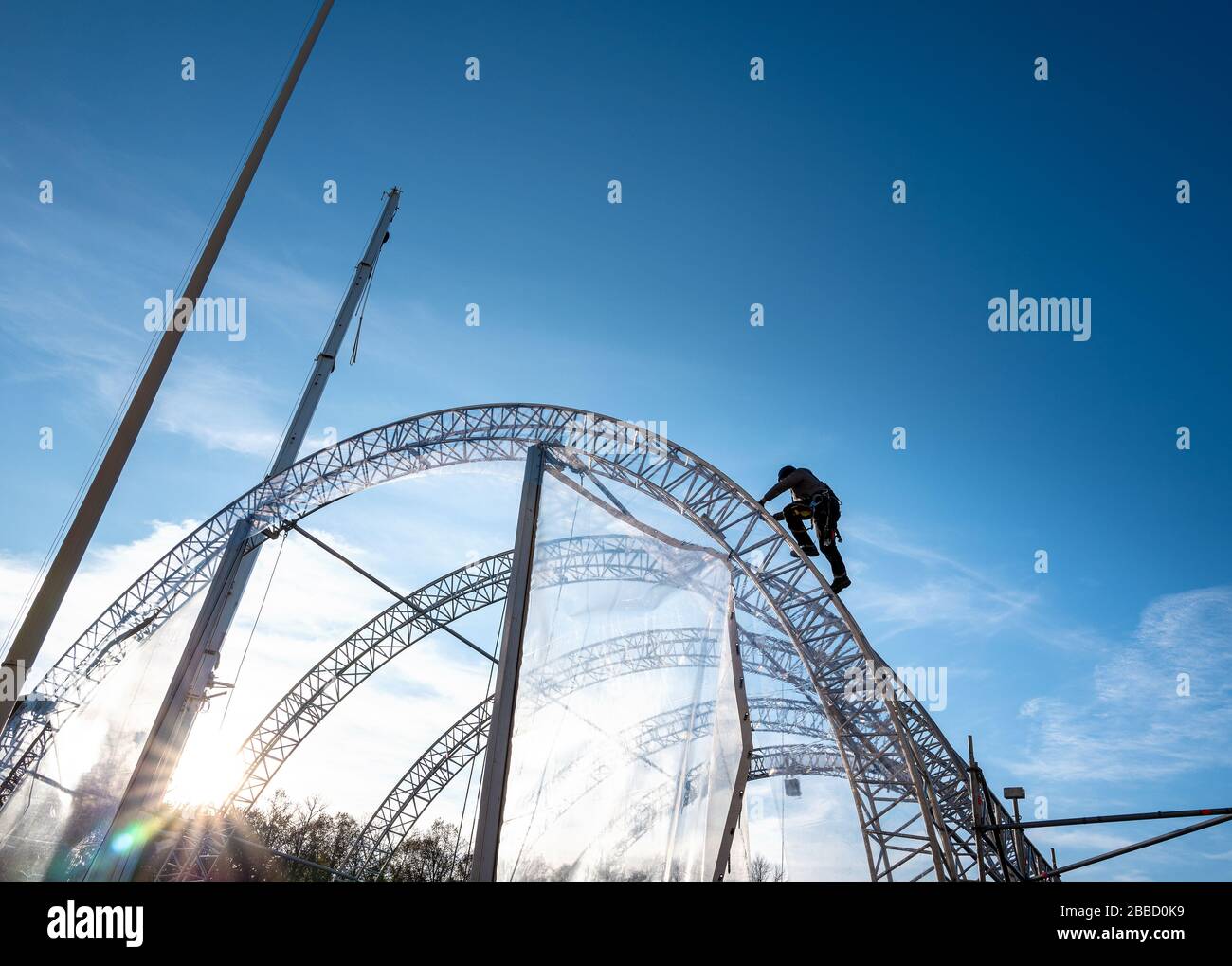 Artigiani e lavoratori in una fase allestita per un evento di fronte alla porta di Brandeburgo a Berlino Foto Stock