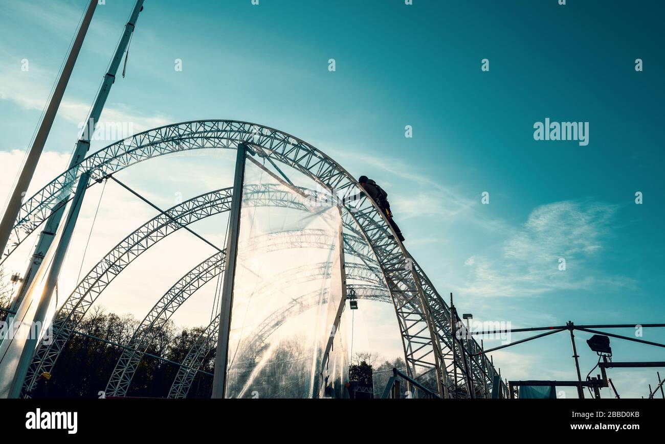 Artigiani e lavoratori in una fase allestita per un evento di fronte alla porta di Brandeburgo a Berlino Foto Stock
